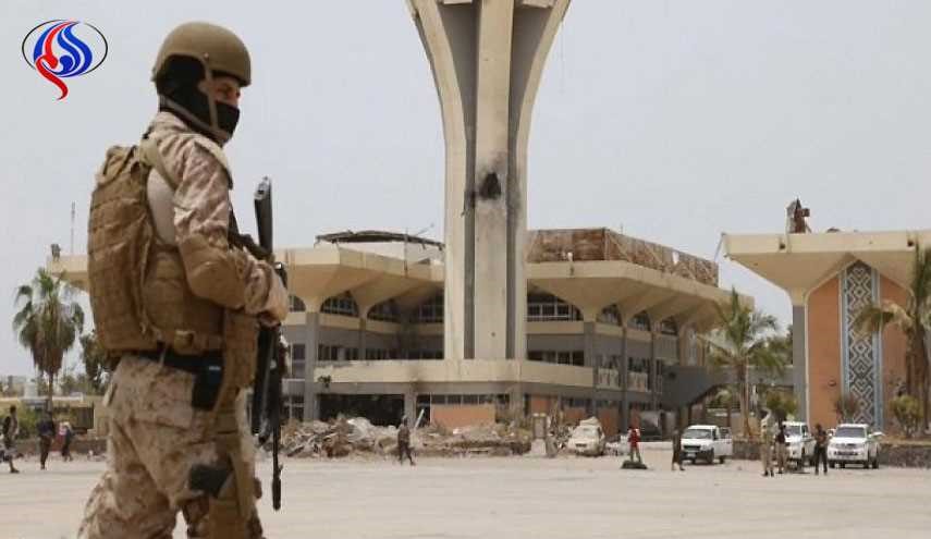 القوات الموالية للإمارات تحتجز آمر لواء تابعٍ لمنصور هادي بمطار عدن