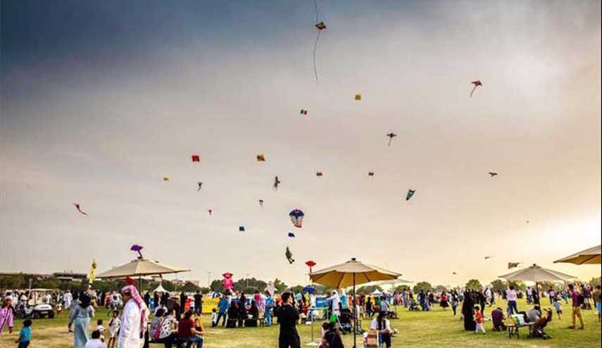 سماء الدوحة تتزين بالألوان في مهرجان للطائرات الورقية