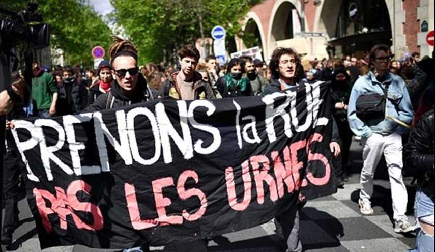 متظاهرون يحتجون على النتيجة من الجولة الأولى من الانتخابات الرئاسية الفرنسية