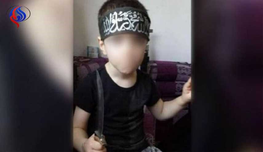 في فيديو مروع... طفل داعشي يرتدي حزاما ناسفا ويهدد بالقتل!