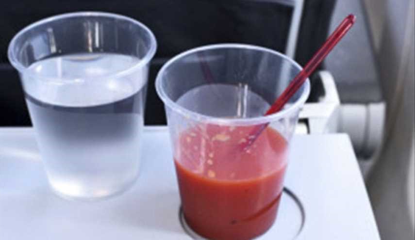 لماذا يشرب المسافرون عصير البندورة على متن الطائرات.. والسبب غريب؟!