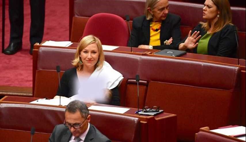 سياسية استراليّة تقوم بإرضاع طفلها حديث الولادة في البرلمان