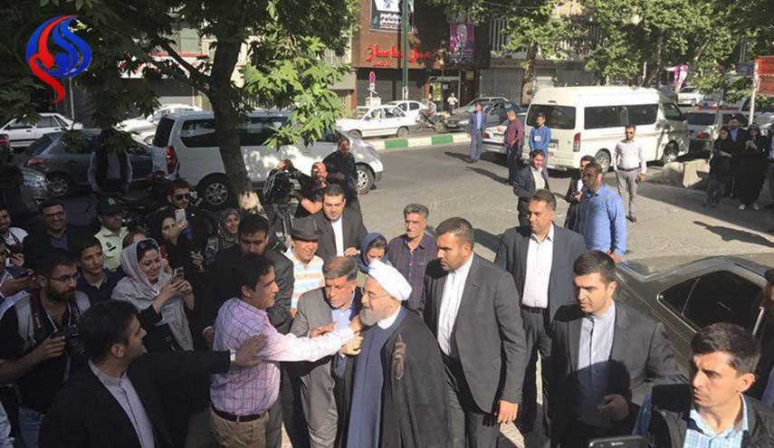 بالصور .. الرئيس روحاني يدلي بصوته في الانتخابات
