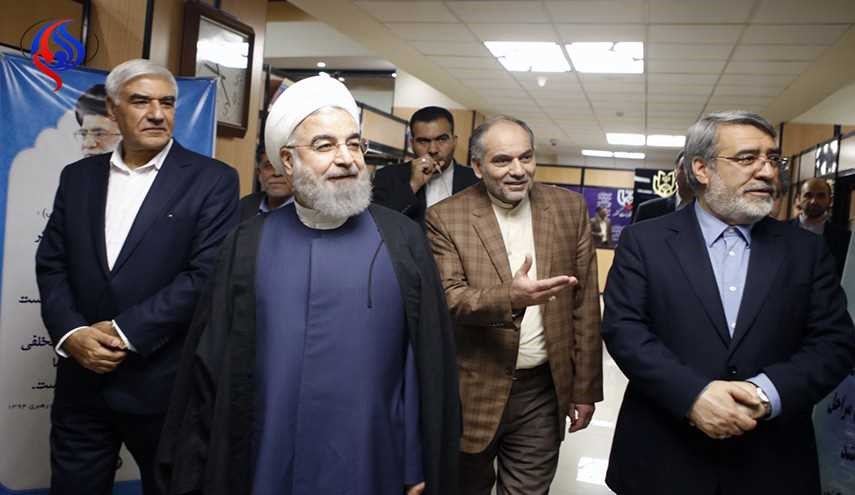 الرئيس الايراني يتفقد مقر لجنة الانتخابات العامة