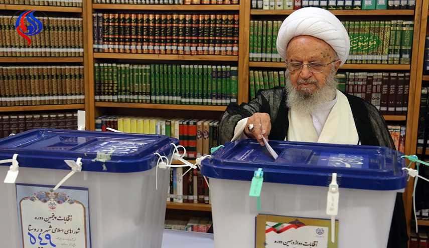 آية الله مكارم شيرازي يدلي بصوته ويدعو جميع الايرانيين للمشاركة بالتصويت