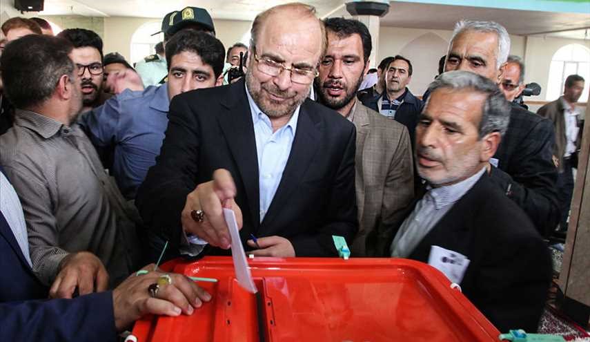 محمد باقر قاليباف يدلي بصوته في مدينة اردبيل