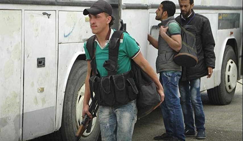 عشرات المسلحين وأفراد الأسرة يغادرون حمص