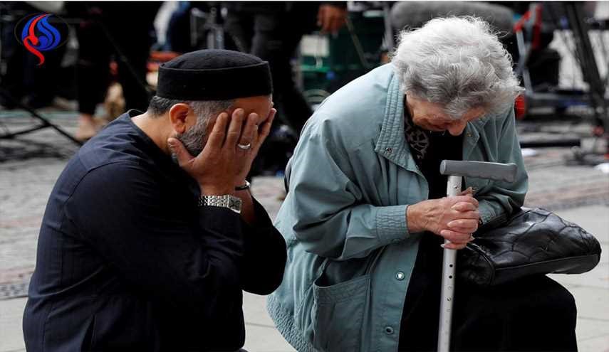 عکس ... دلداری مرد مسلمان به پیرزن یهودی پس از حملۀ منچستر