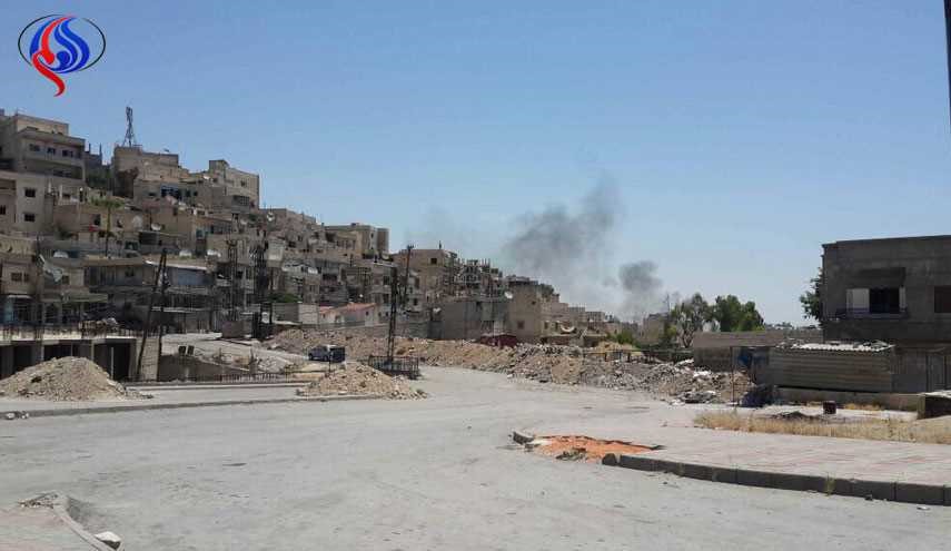 المسلحون يحرقون مقراتهم قبل خروجهم من برزة شمال شرق دمشق