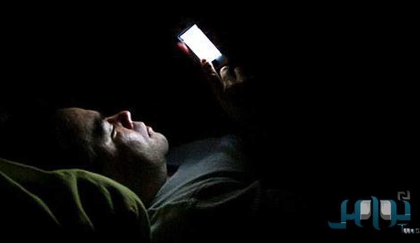 لماذا يعاني مستخدمو الهواتف المحمولة ليلا من الاكتئاب؟
