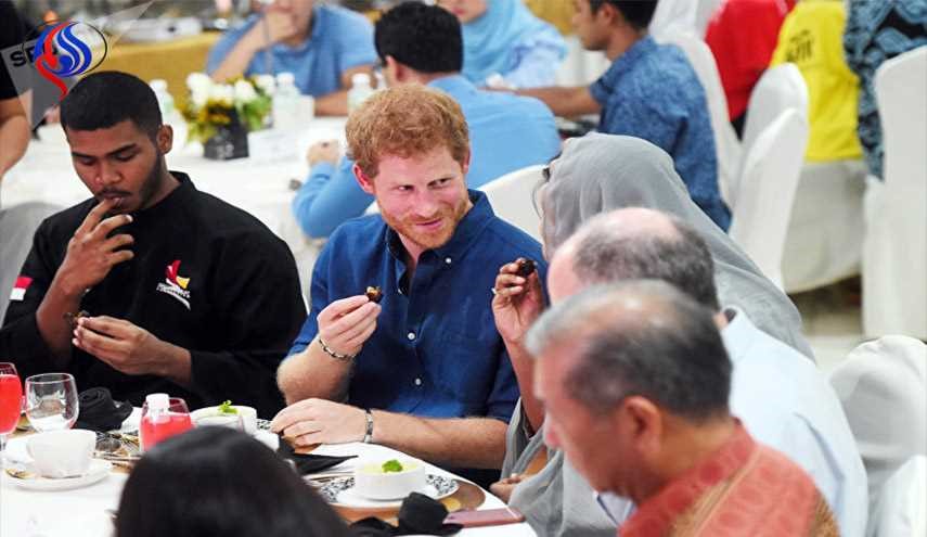 بالصور..السر وراء إفطار الأمير هاري مع الصائمين في سنغافورة