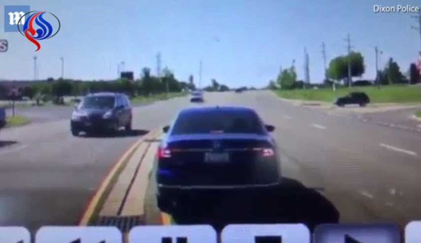 بالفيديو رجل ينقذ سائق سيارة فقد وعيه في عمل بطولي قناة العالم الاخبارية