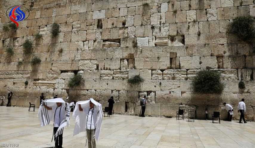 امرأة إسرائيلية تتعرى أمام حائط 