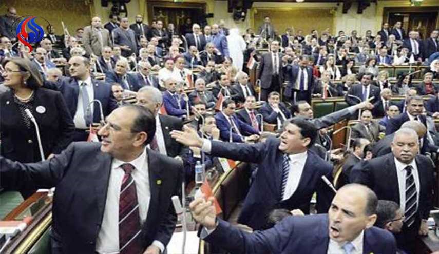 نواب مصريون يهتفون ضد اتفاقية تيران وصنافير