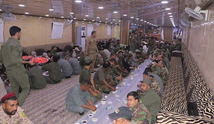مأدبة إفطار لقوات الحشد الشعبي العراقي بعد عودتهم من جبهات القتال