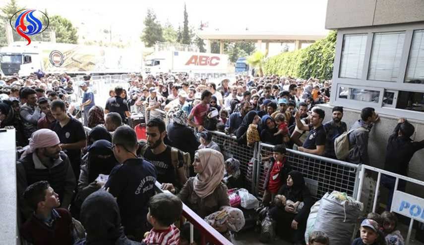 عشرات آلاف السوريين يتدفقون إلى معبر باب الهوى مع تركيا عائدين لوطنهم