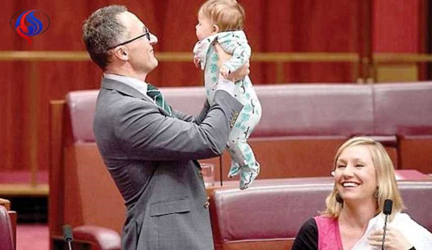 اولین کودکی که در پارلمان شیر خورد دوباره خبرساز شد