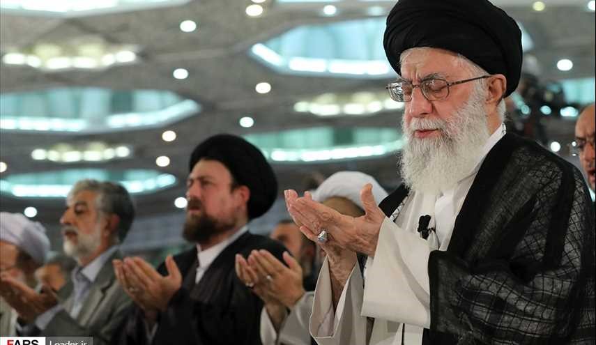 اقامة صلاة عيد الفطر السعيد بامامة قائد الثورة الاسلامية السيد علي خامنئي