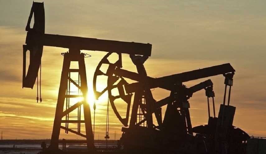 النفط يصعد بعد تراجع الإنتاج الأمريكي