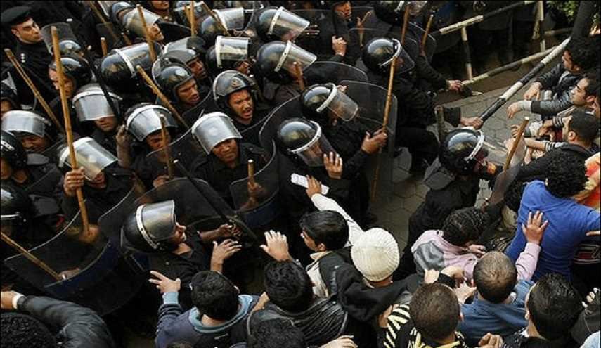 قتيل وعشرات المصابين فى اشتباكات عنيفة بين الشرطة ومحتجون بالجيزة