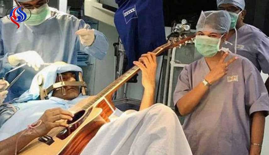 مفاجأة ..يعزف الغيتار أثناء خضوعه لجراحة في المخ