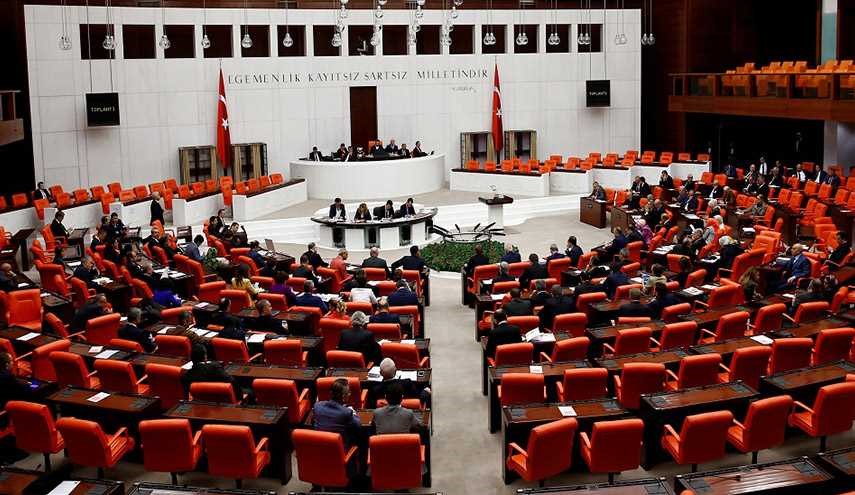البرلمان التركي يسقط عضوية نائبين عن حزب مؤيد للاكراد