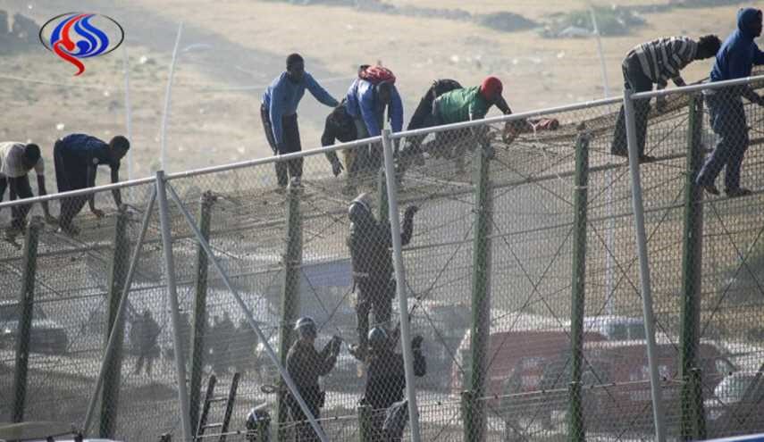 عشرات المهاجرين يقتحمون مركزا حدوديا بين المغرب واسبانيا في سبتة
