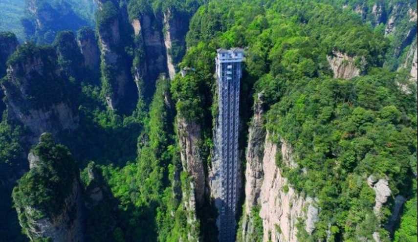 وفقًا لموسوعة جينيس للأرقام القياسية، فإن مصعد بايلونغ المثبَّت في حديقة تشانغجياجيه الوطنية في هونان، يُعتبر أطول مصعد مُثبّت في الهواء الطلق