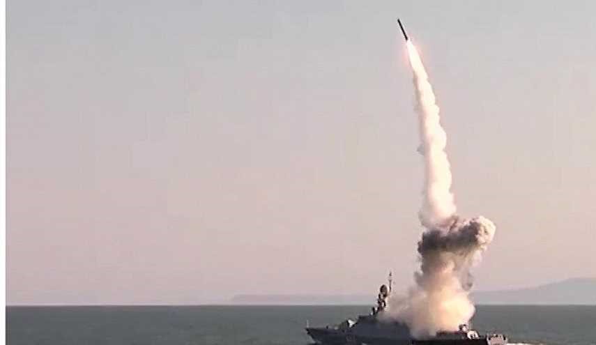 الأركان الروسية تعلن عن نجاح تجارب أسلحة بحرية عالية الدقة في سوريا
