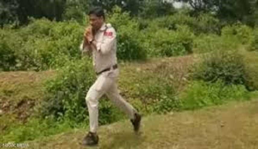 ضابط هندي يغامر بحياته لينقذ 400 طفل من الموت