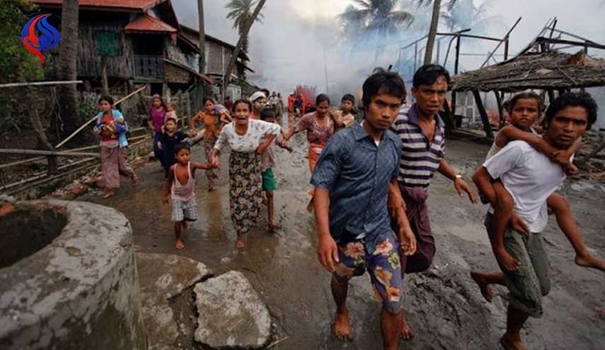 الروهينجا يستغيثون للخروج من ميانمار وسكان يهددونهم 