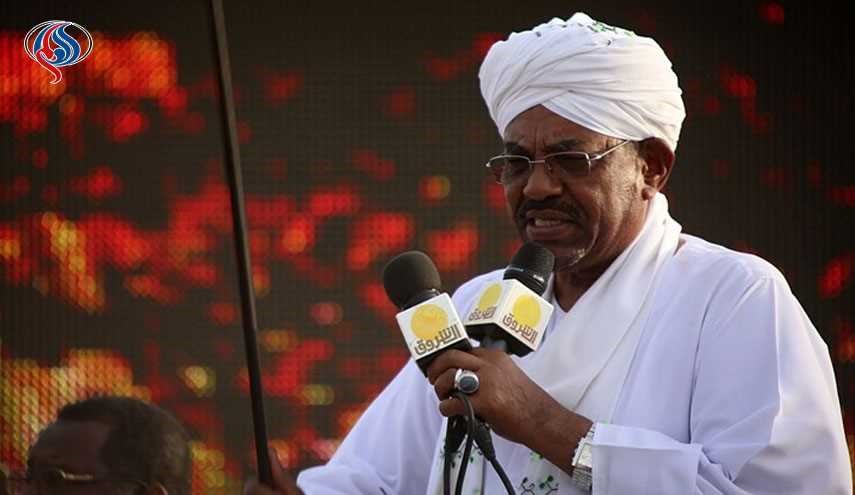 البشير يطالب مواطني دارفور بتسليم أسلحتهم طوعا للسلطات