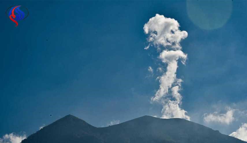 هدير جبل أغونغ في جزيرة بالي يشرد 122 ألف شخص