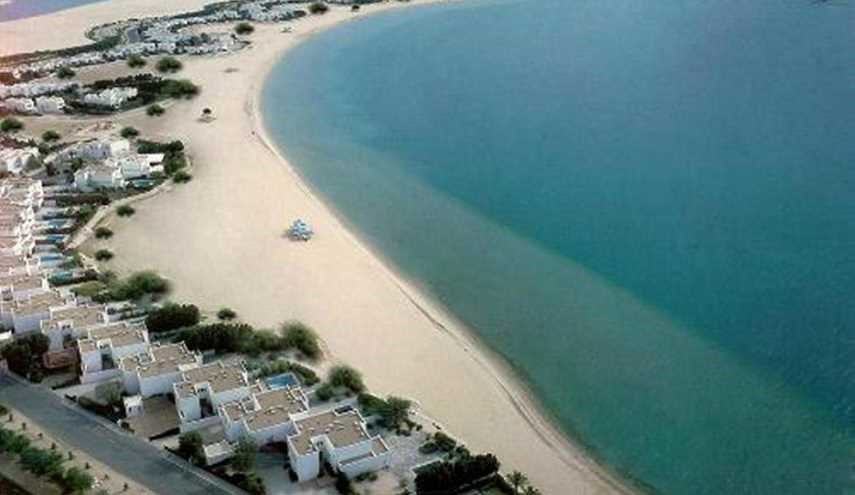 شاطئ نصف القمرفي الشرقية في السعودية