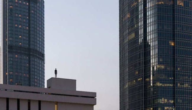 Горизонт событий фото энтони гормли هل سيلقي هذا الرجل بنفسه عن سطح أعلى مباني العالم.... شاهد - قناة العالم الاخبار