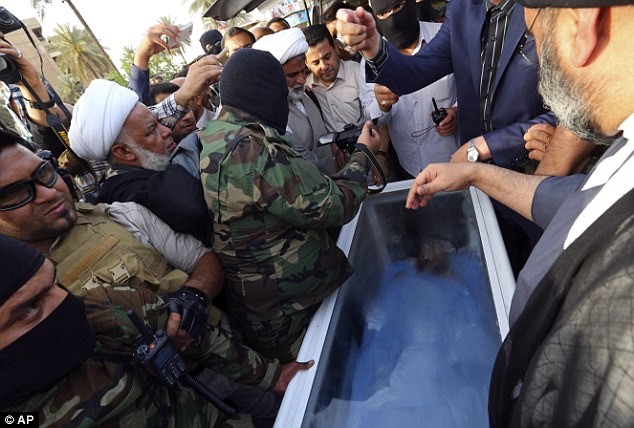 تحویل جسد معاون صدام به وزارت بهداشت عراق + عکس