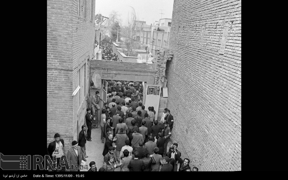 14 بهمن 1357 - دیدار مردم با حضرت امام خمینی (ره) در مدرسه علوی/ تصاویر