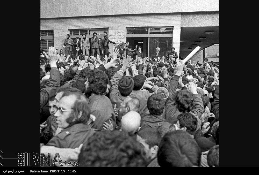 14 بهمن 1357 - دیدار مردم با حضرت امام خمینی (ره) در مدرسه علوی/ تصاویر