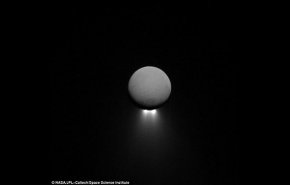 فوران آب از جنوب قمر زحل
