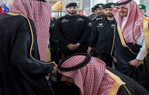 ویدیو؛ بوسۀ «خطرناک» بن سلمان بر پای پادشاه!