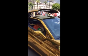 فخرفروشی شاهزاده سعودی به فرانسویها با خودروی طلایی+ویدئو