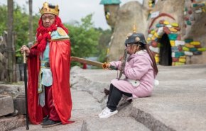 درآمد متفاوت پادشاه شهر کوتوله‌ها در چین +تصاویر