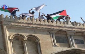 صهیونیست ها با پرچم فلسطین بر بالای مسجد چه کردند +فیلم