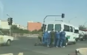 ویدئوی عجیب از هل دادن ماشین خراب‌شده ناجا، توسط مجرمان دستگیرشده!