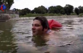 ویدیو؛ مردی که با شنا سر کار می رود