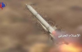 نيروهای مقاومت يمن پايگاه هوايی عربستان را با موشك هدف قرار دادند 