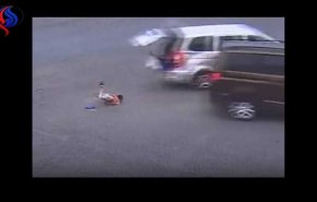 ویدئوی لحظات تکان دهنده از بیرون افتادن دو کودک از خودرو!