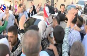 بشار اسد در جمع مردم پس از نماز عید + ویدیو