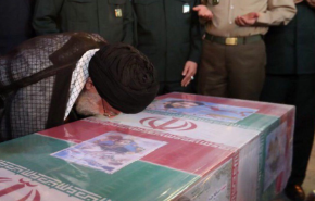  بوسه رهبر معظم انقلاب بر تابوت شهید محسن حججی + فیلم