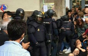 فیلم+یورش پلیس اسپانیا به مراکز همه پرسی کاتالونیا/ 40 زخمی در درگیری با رای دهندگان 